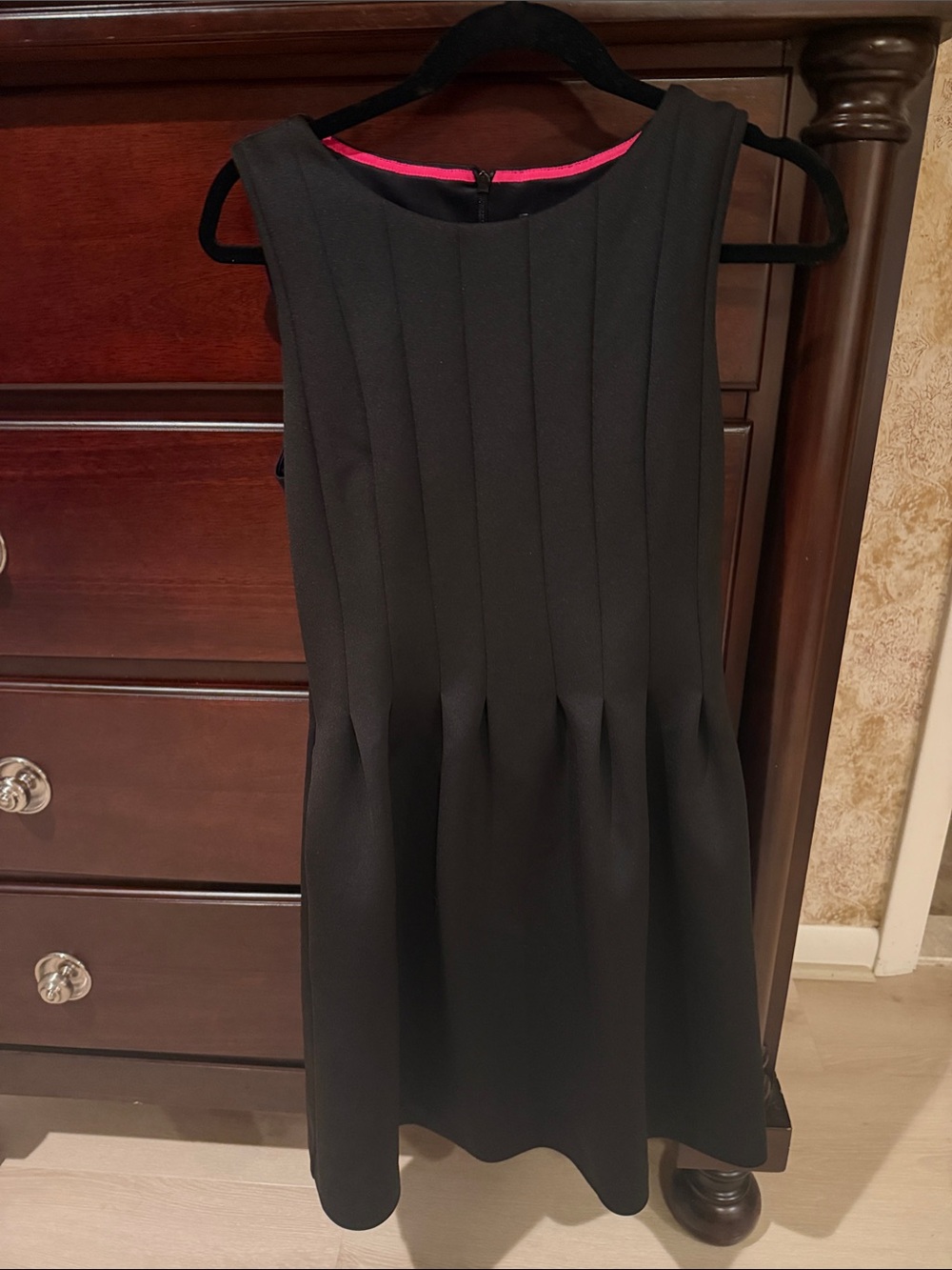 Vince Camuto Black Sleeveless Pleated Midi Dress with Pink Trim